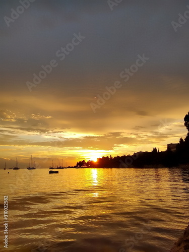 Sonnenuntergang in der Bucht von Ankaran, Slowenien photo