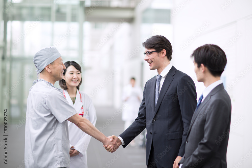 握手をする男性医師と男性MR 握手をする男性医師と男性MR