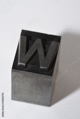 m, buchstabe m , bleiletter, lettern, buchdruck, alphabeth, druck, druckerei, drucken, gutenberg, johannes gutenberg, schwarze kunst, typographie, futura