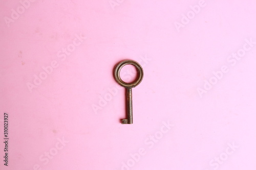 Obraz na płótnie old closet key in color background w salonie