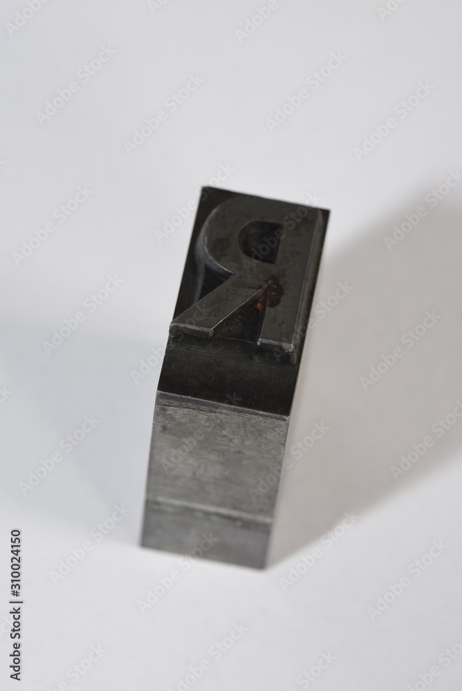 r, buchstabe r , bleiletter, lettern, buchdruck, alphabeth, druck, druckerei, drucken, gutenberg, johannes gutenberg, schwarze kunst, typographie, futura r, buchstabe r , bleiletter, lettern, buchdruck, alphabeth, druck, druckerei, drucken, gutenberg, johannes gutenberg, schwarze kunst, typographie, futura