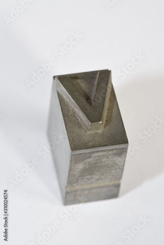 v, buchstabe v, bleiletter, lettern, buchdruck, alphabeth, druck, druckerei, drucken, gutenberg, johannes gutenberg, schwarze kunst, typographie, futura