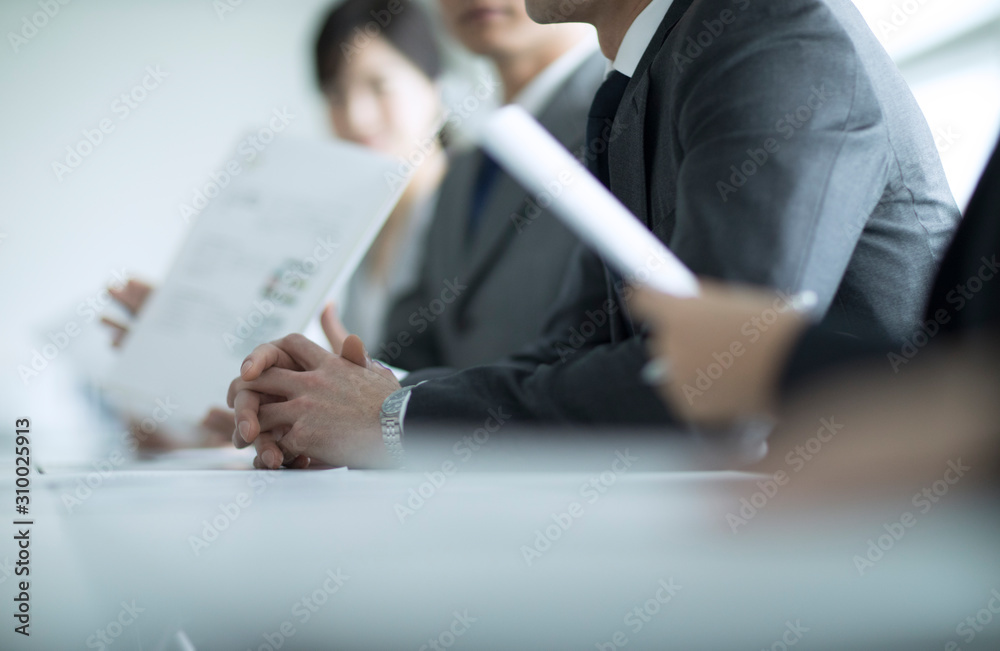 会議中のビジネス男性の手元 会議中のビジネス男性の手元