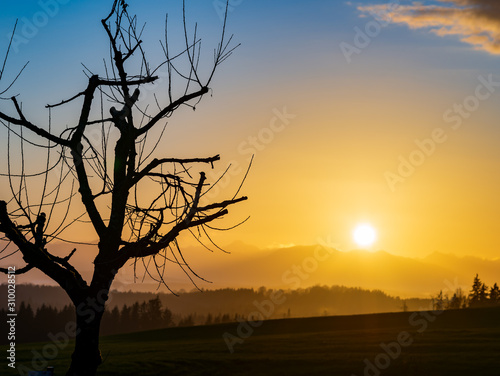 Die Sonne geht langsam am Horizont unter