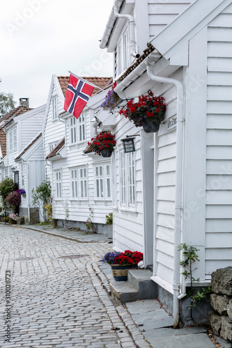 weiße Häuser von Stavanger mit Norwegenflagge, Südwestnorwegen photo