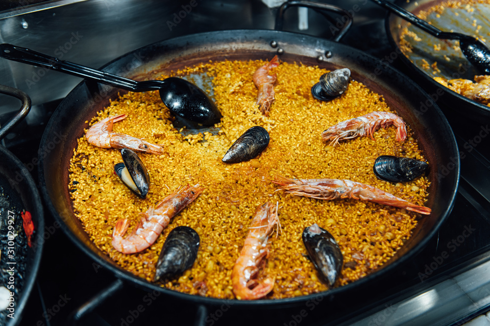 Obraz premium Spanish food. Gold paella. San Miguel seafood market in MADRID