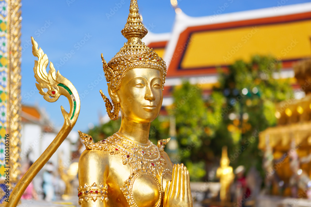 Obraz premium Statue of a kinnara in the temple of the Emerald Buddha, Wat Phra Kaew in Bangkok Thailand.