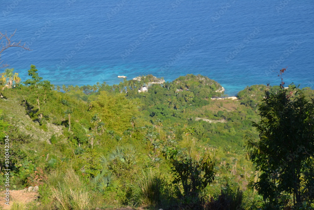 Deux gisants près d'une plage de Kokoye Beach Deux gisants près d'une plage de Kokoye Beach