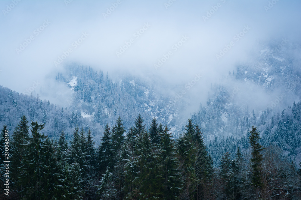 Berge und Wolken im Winter mit Schnee