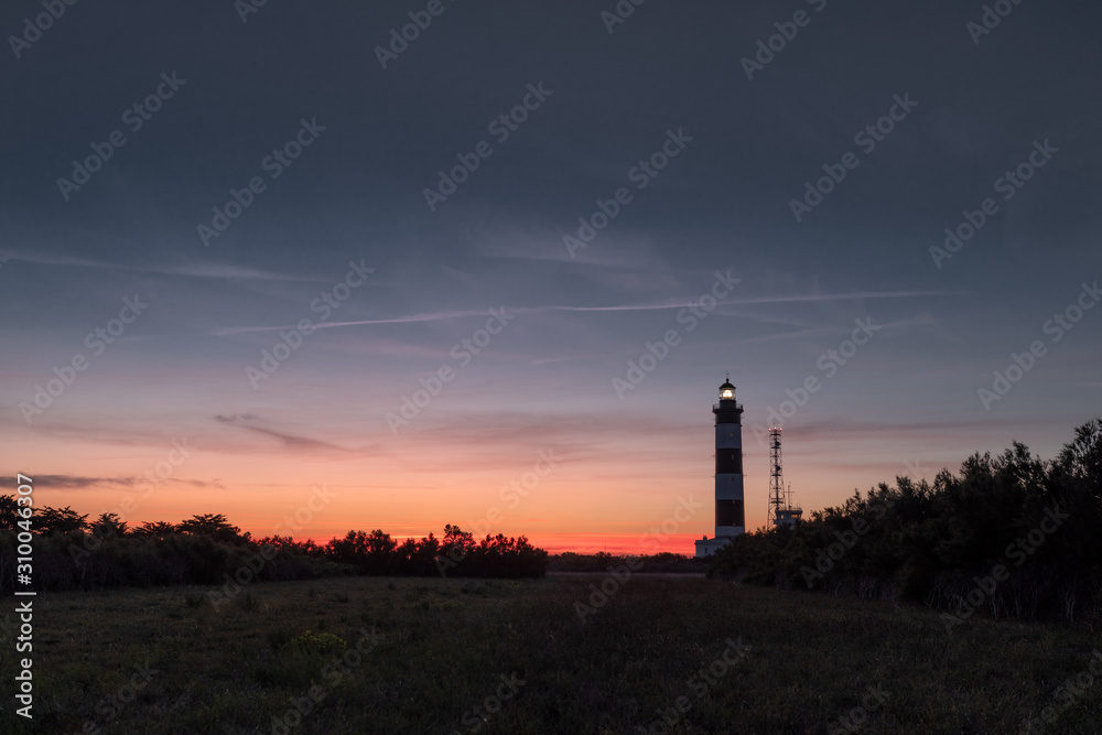 le phare de Chassiron au coucher de soleil