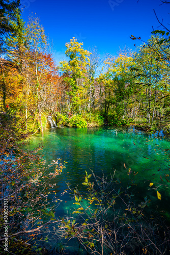 Fototapeta Naklejka Na Ścianę i Meble -  Autumn landscape in Plitvice Park, Croatia
