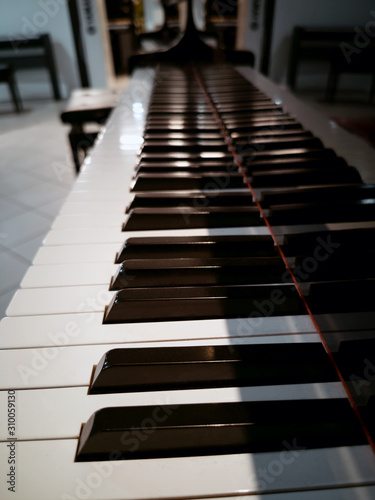 Pianoforte con tastiera in evidenza, tasti in avorio ed ebano, tasti bianchi e neri, da concerto, bellissimo photo