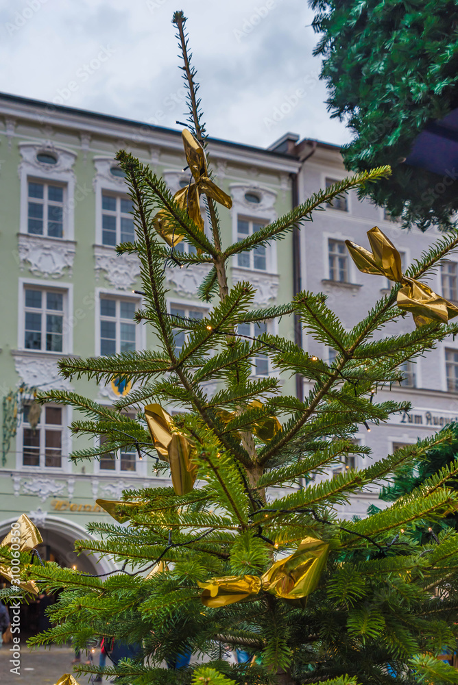 Φωτογραφία christmas tree in the city of rosenheim, bavaria