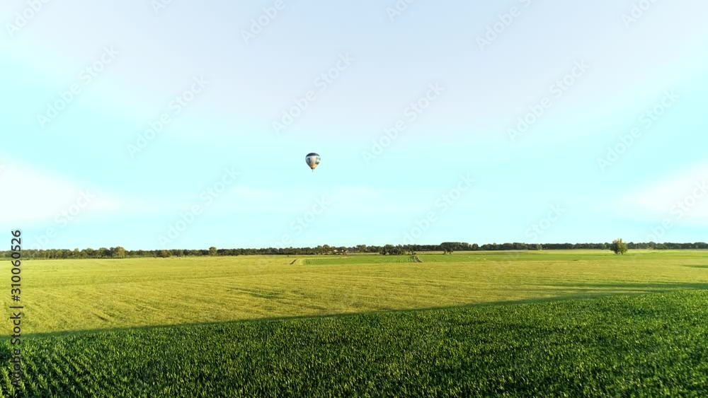 Heißluftballon vor blauem Himmel, aufgenommen von eine Drohne