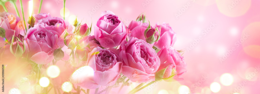 Fototapeta Bukiet różowych róż, kwitnących róż. Róża kwiaty bukiet sztuki, natura. Prezent świąteczny, bukiet róż. Pastelowe kolory. Tło wakacje, urodziny, bukiet ślubny. Projekt karty Walentynki