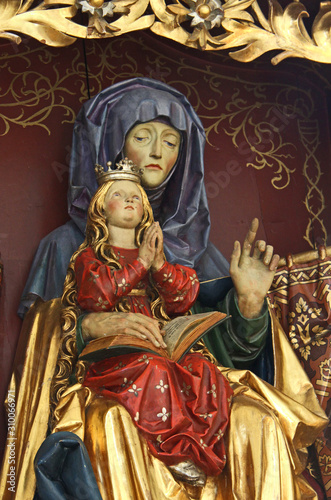 SantAnna con Maria bambina; scultura in legno nella chiesa parrocchiale di Santa Maria Assunta a Velturno (Alto Adige)