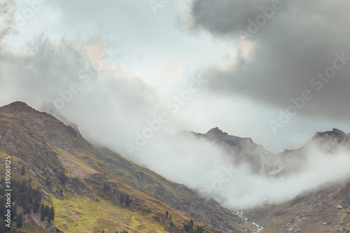 Wolken im Berghang