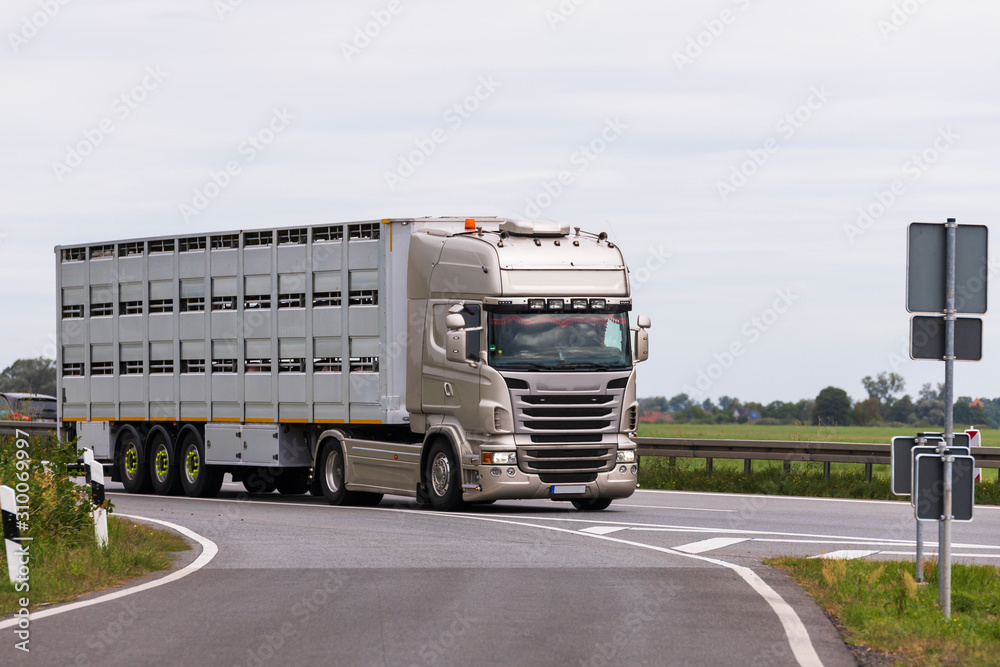 Ein Tiertransporter auf der Autobahn