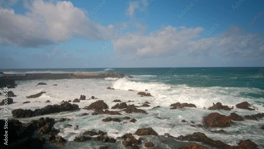 Dezember 16, 2019 Puerto de la Cruz, Tenerife, 6 Meter Wellen treffen die Küste. Unwetterwarnung! Der Atlantik tobt. Wellen brechen im Küstenbereich und schlagen mit großer Kraft gegen die Küstenbauwe Dezember 16, 2019 Puerto de la Cruz, Tenerife, 6 Meter Wellen treffen die Küste. Unwetterwarnung! Der Atlantik tobt. Wellen brechen im Küstenbereich und schlagen mit großer Kraft gegen die Küstenbauwe