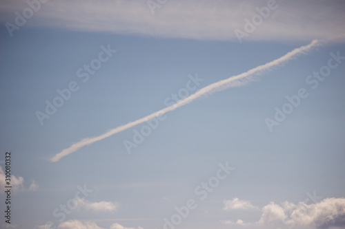 飛行機雲　a streak of vapor trail © bamboo design