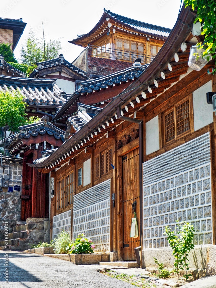 Fototapeta premium 한국 서울시의 오래된 전통 건축물, 한옥