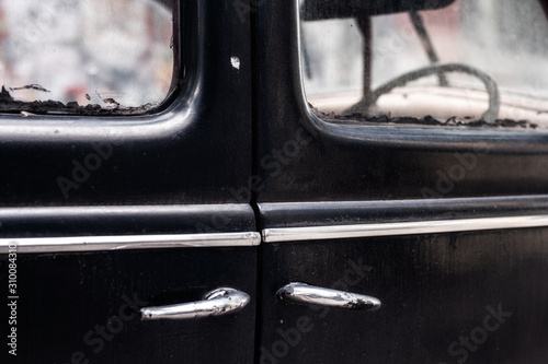 Slika na platnu door handles of old abandoned black car