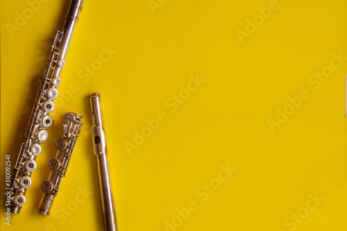 Photographie Top view flute traverse over yellow background