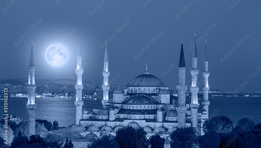 Obraz premium The Sultanahmet Mosque (Blue Mosque) with full moon - Istanbul, Turkey 