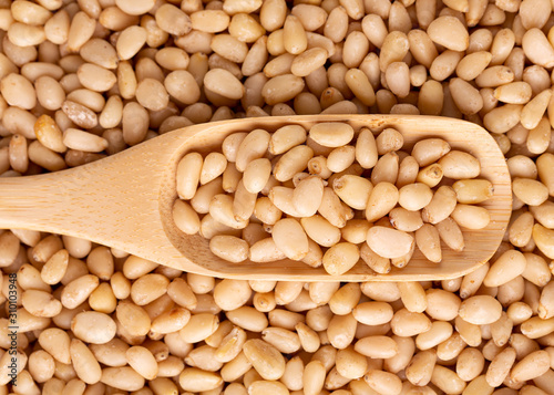 Foto Pine nuts peeled close-up