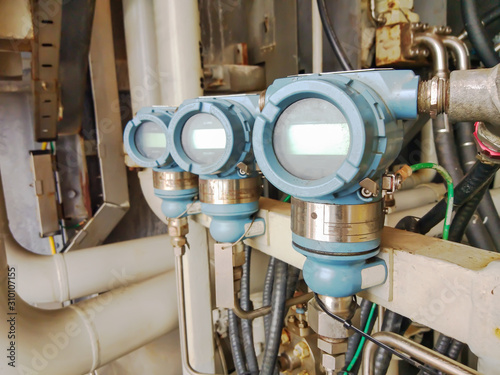 Digital pressure gauge for monitor process controller industry oil and gas .