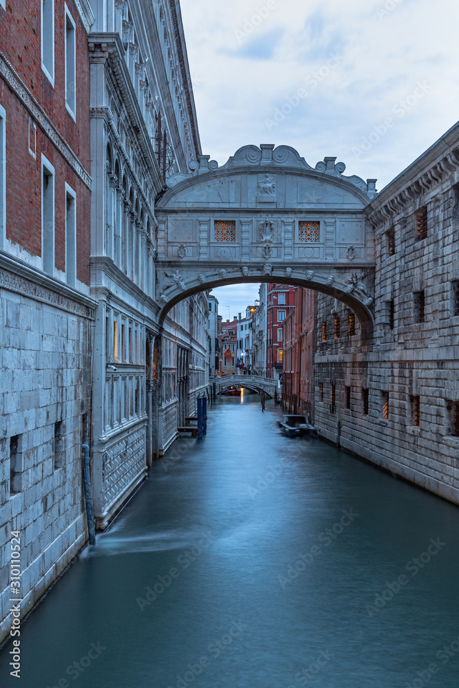 Seufzerbrücke in Venedig in der Morgendämmerung