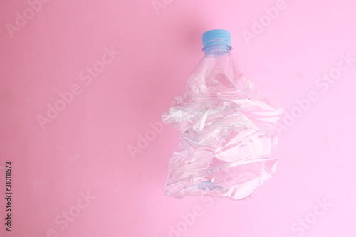 Obraz na płótnie Empty plastic water bottle scaled for recycling w salonie