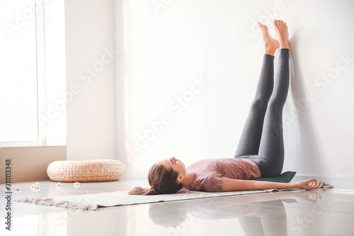 Beautiful young woman pract...