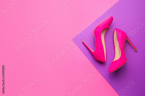 Fotografia Stylish female shoes on color background