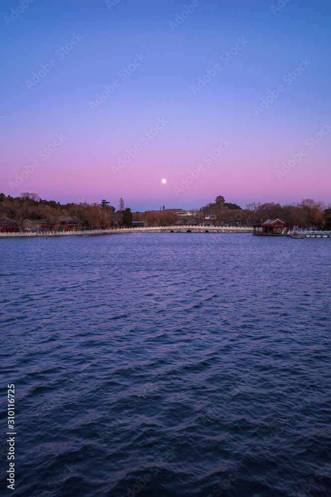 Fototapeta premium moon rising