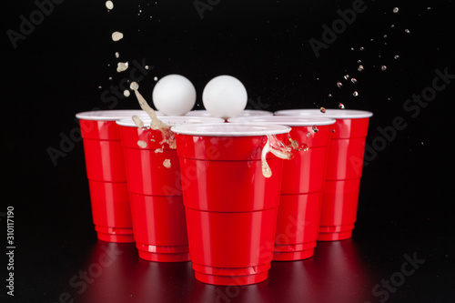 Foto The arrangement of red plastic cups for game of beer pong