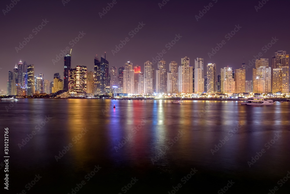 Obraz premium Dubai Skyline view at night, Dubai, United Arab Emirates