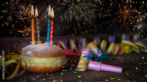 Photography Silvesterparty mit Feuerwerk , Hintergrund mit Luftschlangen Konfetti und Punsch