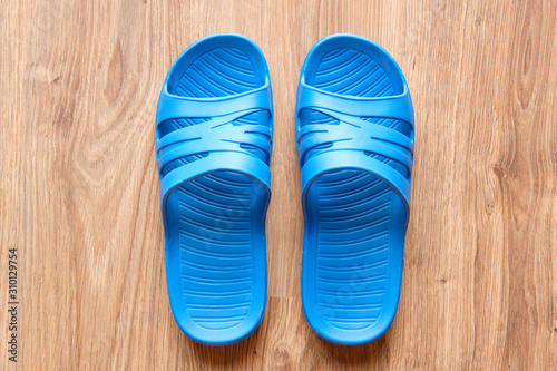 niebieskie klapki (sandały) na podłodze