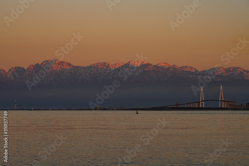 夕日に染まる立山連峰と富山湾