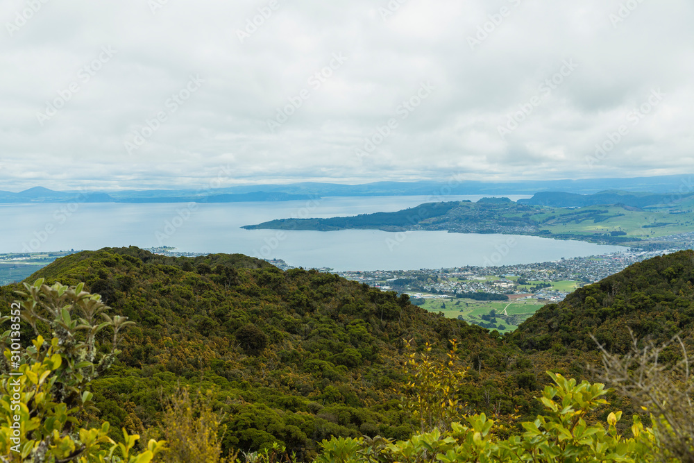 ニュージーランド　タウポのタウハラ山の山頂から見える街並みとタウポ湖