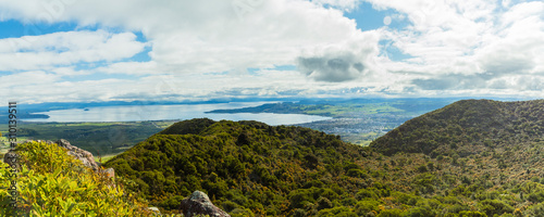 ニュージーランド　タウポのタウハラ山の山頂から見えるタウポ湖 © pespiero