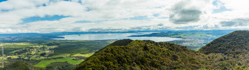 ニュージーランド　タウポのタウハラ山の山頂から見えるタウポ湖