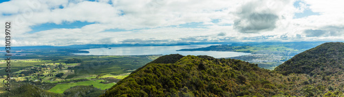 ニュージーランド タウポのタウハラ山の山頂から見えるタウポ湖