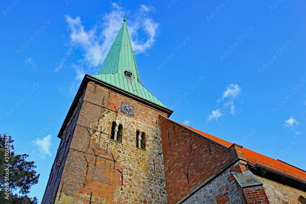 Fototapeta premium Ganderkesee: Kirche St. Cyprian und Cornelius (ab 12. Jh., Niedersachsen)