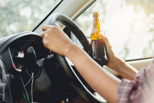 Young tourists are driving while drinking alcohol and intoxicants.