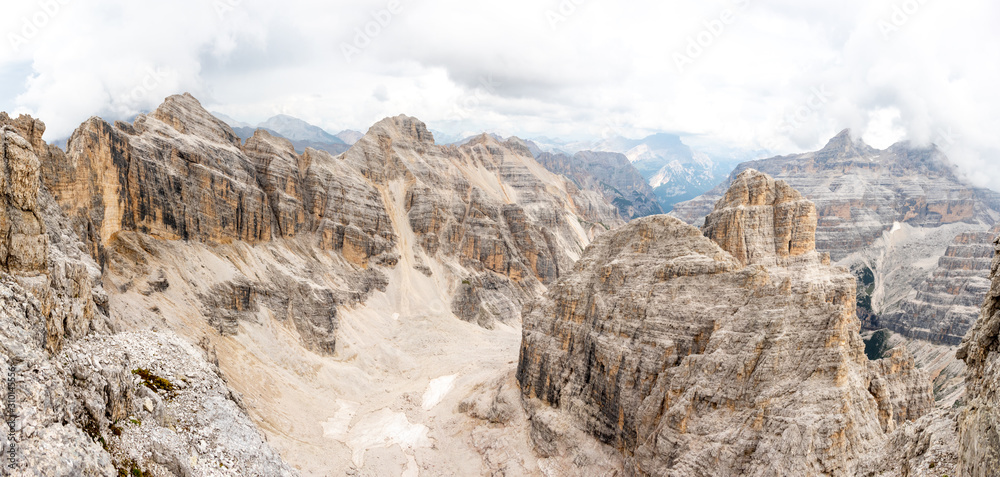 Panorama górska - południowy Tyrol. Krajobraz Dolomitów widziany ze szczytu..