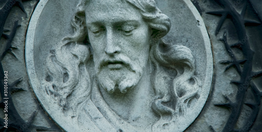 Obraz premium Jesus Christ antique statue against a background of gray stone.