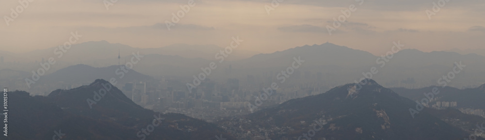 남산타워가 보이는 안개낀 서울 파노라마