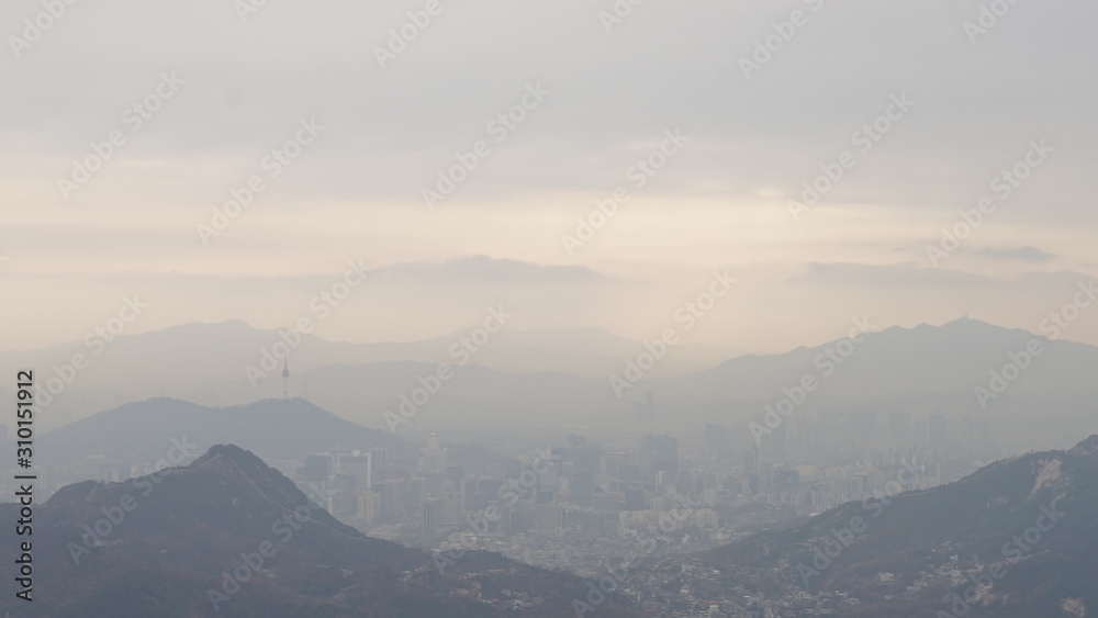 남산타워가 보이는 안개낀 서울 남산타워가 보이는 안개낀 서울